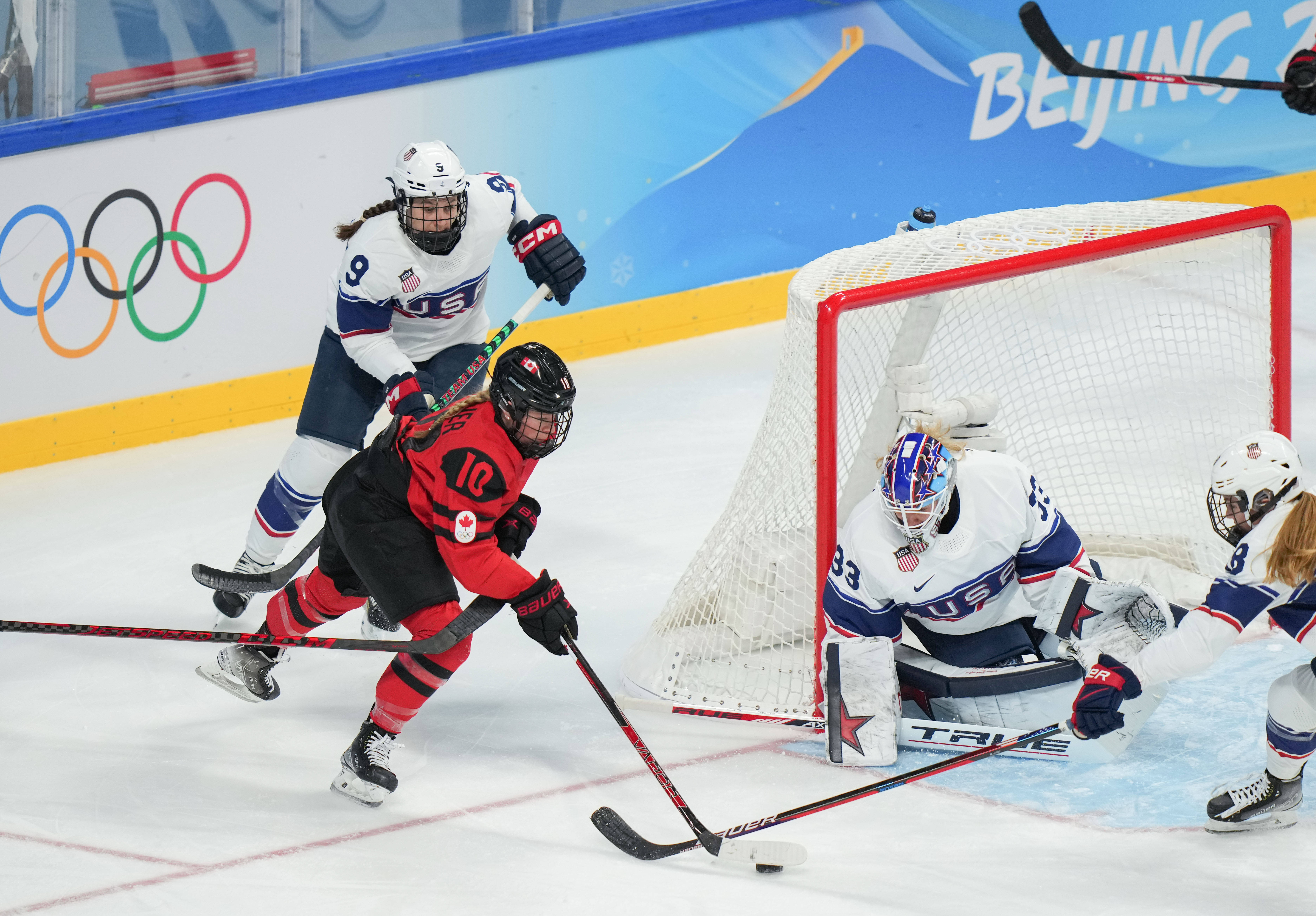 一场经典之战！冰球点燃球迷热情的简单介绍