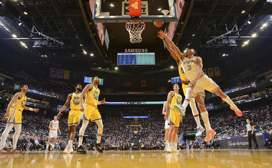 福建队绝杀马刺,克莱点燃赛场 福建队绝杀马刺,克莱点燃赛场